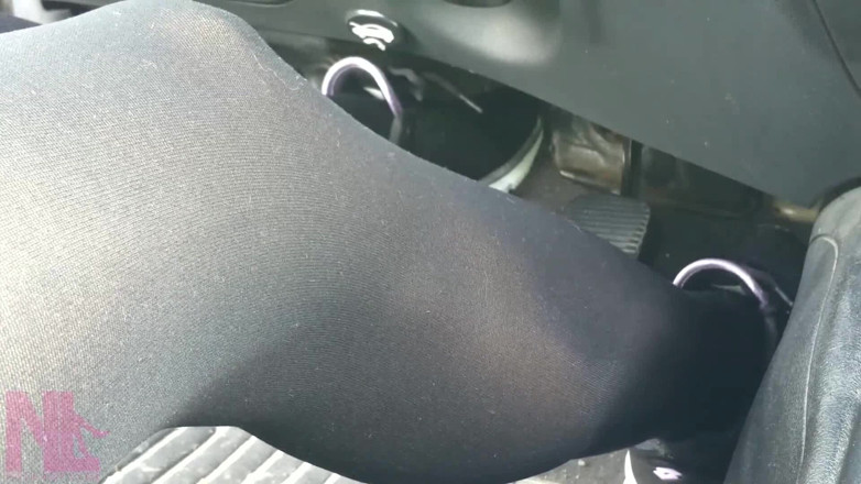 Nyllady: Siyah spor ayakkabılarla şehvetli pedal pompalıyor