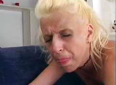 Gilfy Pleasure: Blonďatá starší děvka je ošukaná ve svých sexy punčochách