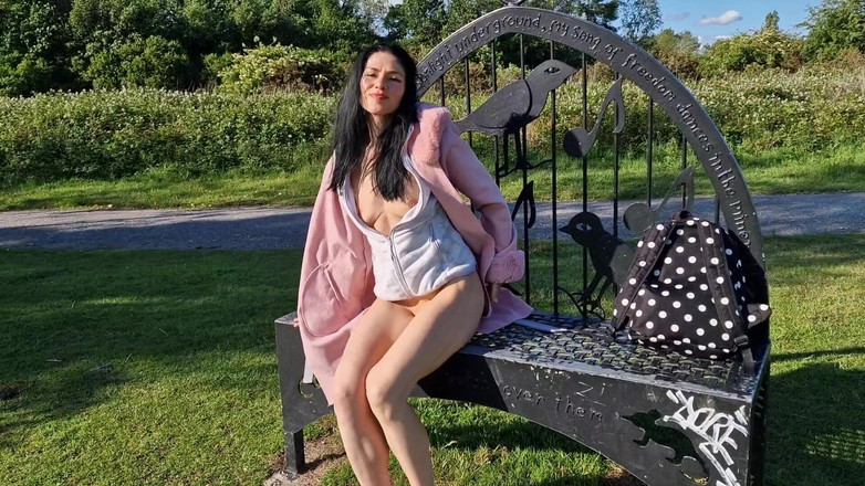 Nicky Brill: 공공 장소에서 벌거벗고 오줌 싸기