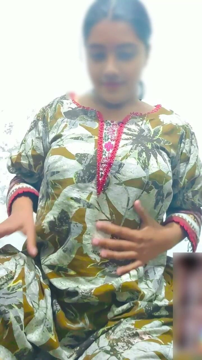 Muscool: 彼氏のビデオ通話でヌードを見せるかわいい女の子