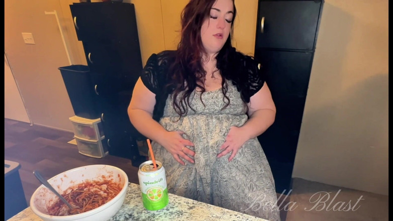 BellaBlast: Bei rutti e scoregge bagnate dopo pasta binge vera reazione...