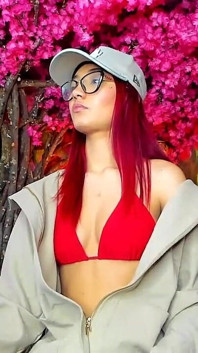Latina dengan rambut merah dan rambut sempurna hanya mahu dikongkek dan meninggalkan air maninya pada badannya