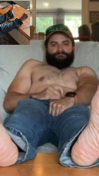 Picior vedere la persoana 1 cu un musculos cu barbă ejaculează spermă pe el