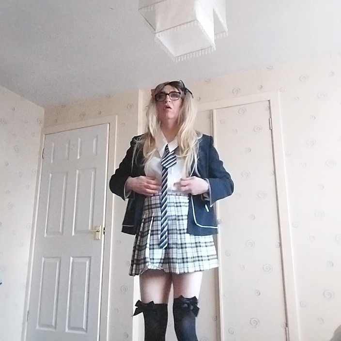 Cindy Belfast: Studentă dolled-up Sissy Minces și își arată clitorisul