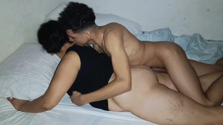 Jovencandelita: Eu Chego e olho para a bunda da minha madrasta...