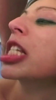 Smyslná brunetka deepthroats pulzující péro s kapající mrdkou