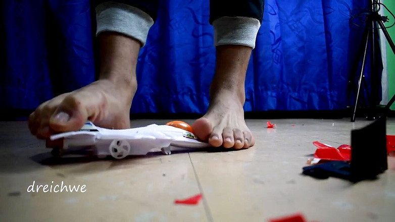 Dreichwe: Ničení velkého auta hračkou v letadle