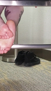 Loại bỏ giày và cọ xát chân