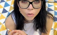 Efsanevi büyük memeli porno yıldızı Shione Cooper inek bir kız gibi gözlüklü yüzünde sigara içiyor ve yanında zıplayan göğüsler ve göğüsler oynuyor