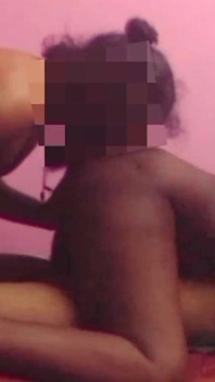 인도 타밀 미시 밀프 Renu와 그녀의 친구 딜도로 털이 무성한 보지를 쓰리섬에서 섹스하는 남편 Pt 1! 인도 핫와이프