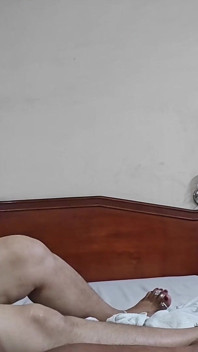 印度丰满的德西 Bhabi 叫她的年轻男朋友到酒店玩乐，坐在他脸上射精