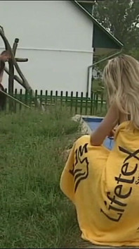 Maravillosa tetona milf follada y corrida en la boca por una gran polla en la granja