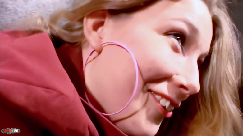 MMM100: Calia-b : Calia B, jeune blonde sexy à gros nichons, se déshabille...