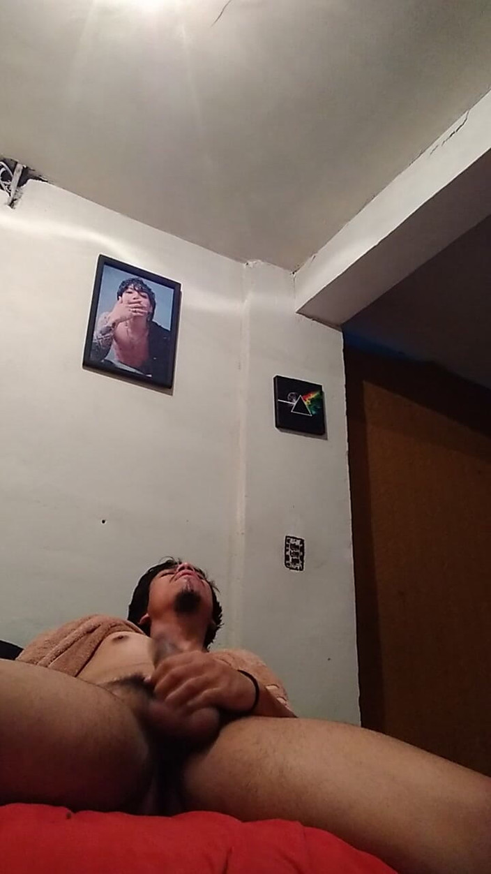 AlexAlejandro13: Es au lit avec moi, j’ai envie de baiser beaucoup,...