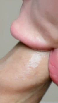 完璧です！包皮を吸い、口の中でイキまくり。
