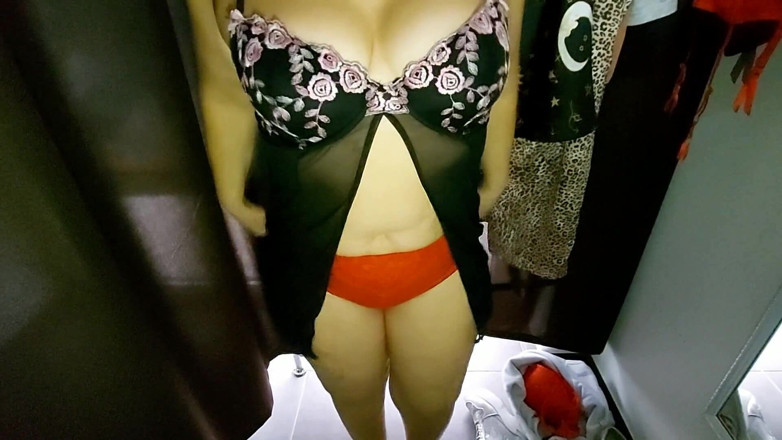 Sexi Ledy: Curvy madam in a fitting room