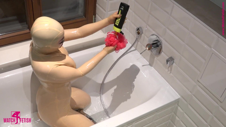 Fem Latex: Showers and pissing in latex