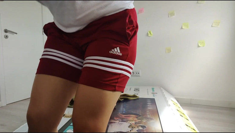 Miss Squirting: Futând fiica vitregă printr-o gaură într-o cutie