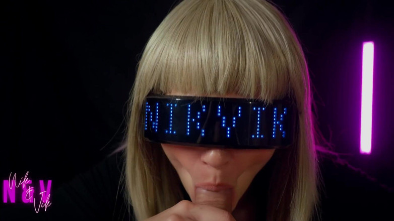 NikAndVik: Yberpunk Dívka chtivě saje ze svého fanouška všechno sperma