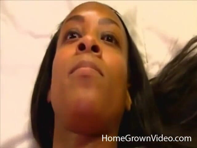 Homegrown Anal Sex: Brenda mostrando un creampie anal