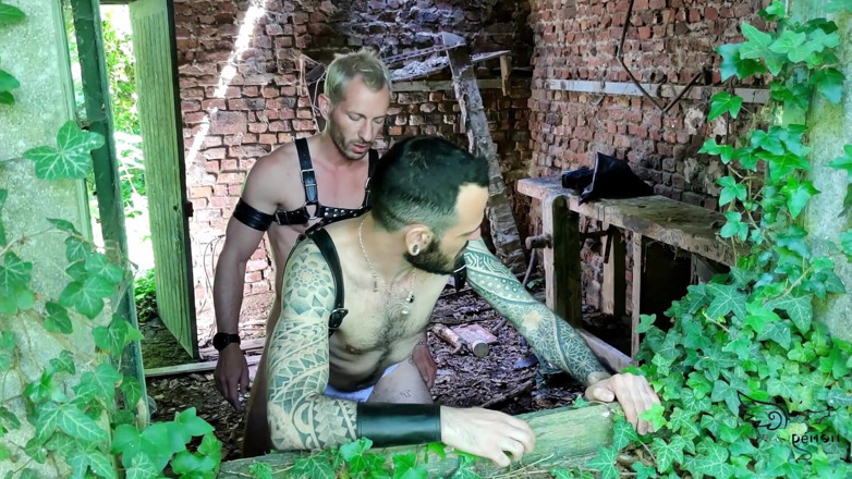 Ridley Dovarez | Gaysight: Nils menyertai Tex di dalam hutan untuk kongkek jus