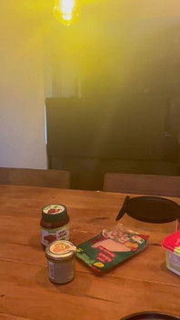 M-am întors cu pâinea.. și Nu am ajuns niciodată la micul dejun - futai intens pe masa dining