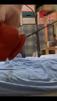 Guardami divertire seduto su questo enorme dildo rosso