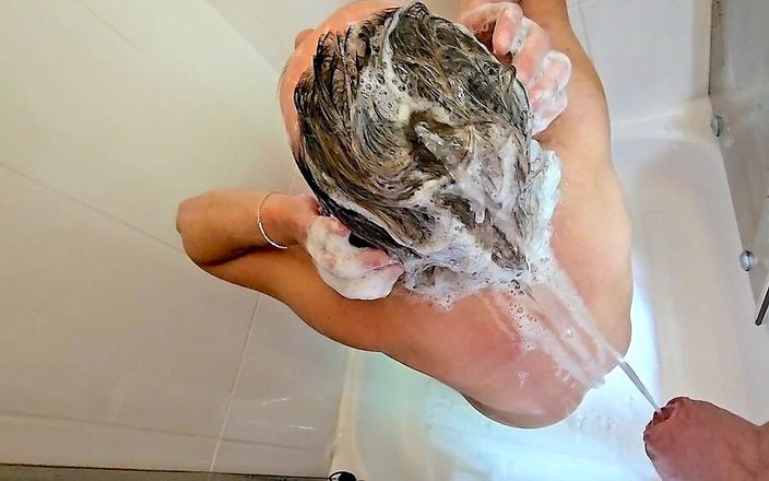 Aqua Pola: Hij plast op me als ik mijn haar was, helpt...
