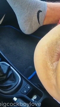 Недосвідчений twink на прогулянці трахається з великими членами з фонтанами сперми.