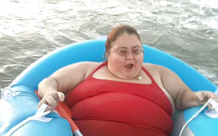 BBW nurse Vicki adventures with friends: ¡Aventura en barco no graciosa!