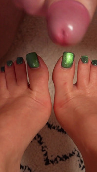 Adoration Des Pieds 4K Et Bâillonnement Des Pieds Par Une Déesse Blonde Sexy Avec De Longs Ongles Verts