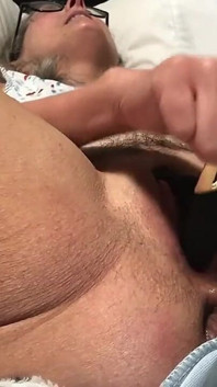 MiLF con gli occhiali allarga la figa e si masturba con un coniglio nero maturo