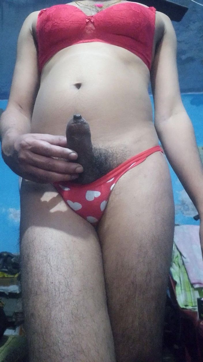 Lustyizlife: 年轻的印度女郎穿着他继妹的红色胸罩和内裤，同时撸管他的鸡巴直到高潮