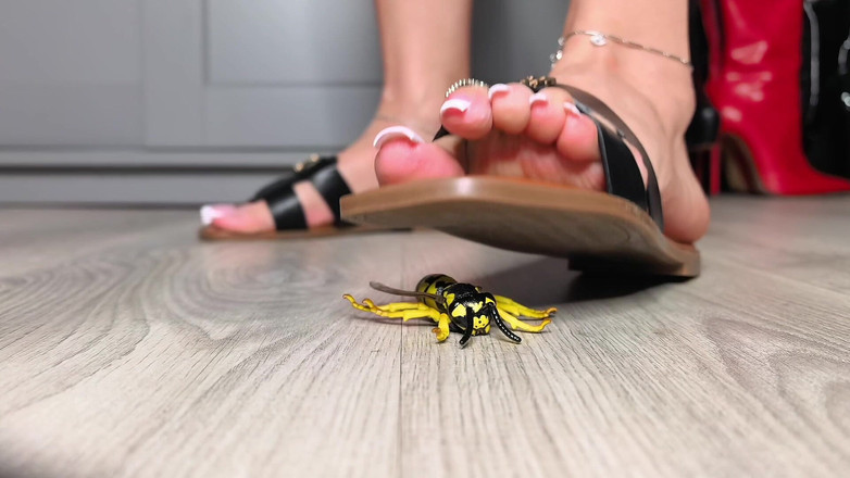 Goddess Lena: Penghancur Pepijat