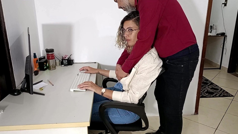 Gabi SweetCouplesStories: Träffa chefen på den första dagen av jobbet.