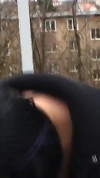 Esibizionista bruna bollente amante desiderosa di perversione succhia il cazzo di un uomo