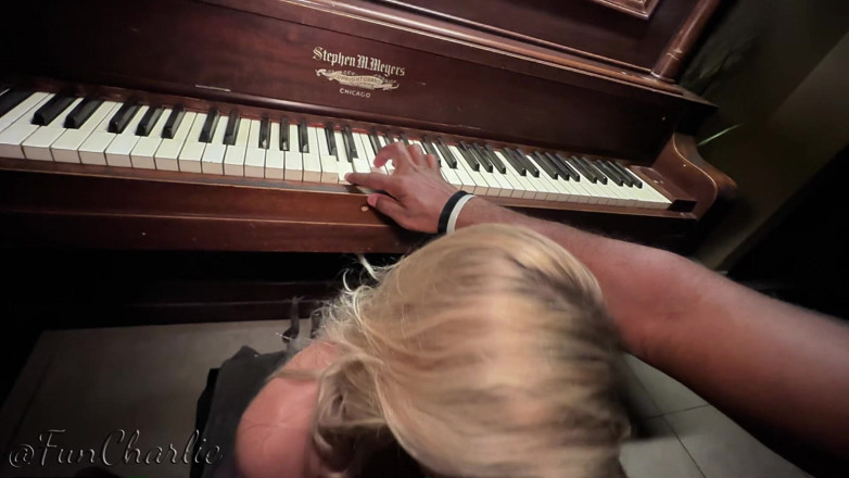 Fun Charlie: Cabaran Charlie yang menyeronokkan Coklat Doc untuk blowjob Piano