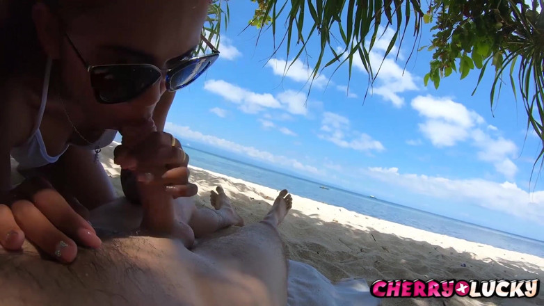Cherry X lucky: Beach quick blowjob