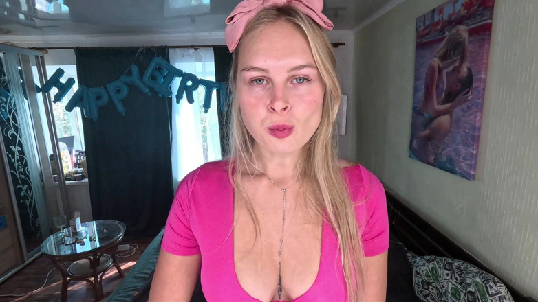 HotPrincessUA: Prințesă cu bule roz uriașă care în oglindă
