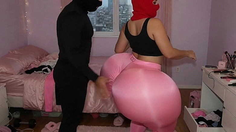 Animate golden: Menina rabuda de leggings rosa apertadas é pressionada no quarto