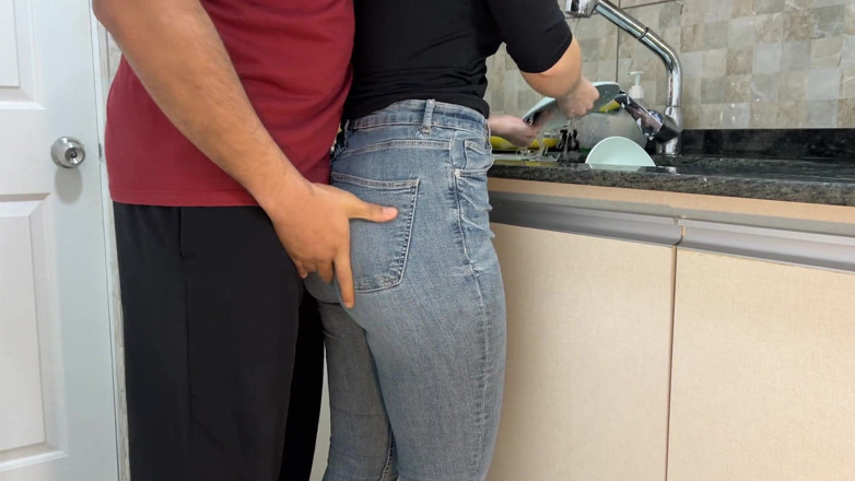 Levi Solen: Sborrata nel culo grosso della mia cameriera con i jeans...