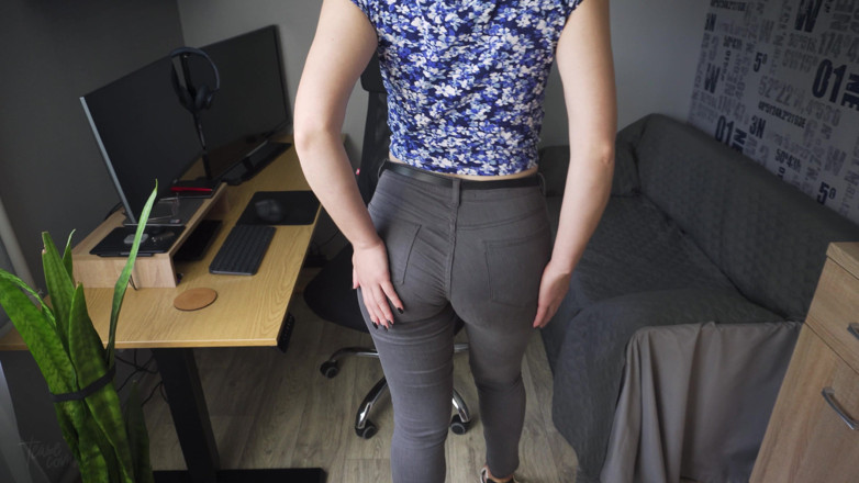 Teasecombo 4K: Amateur-MILF neckt perfekten arsch in super engen jeans und höschen...