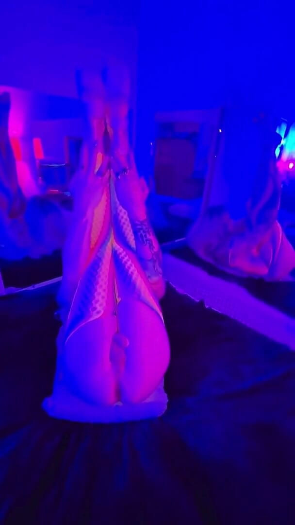 TS Diana Deelight e Jrockstar82 si succhiano, si scopano e si fanno riempire di sperma in calze arcobaleno (Ts Diana Deelight) TS Diana Deelight and Jrockstar82 Sucking, Fucking and Creampie in Rainbow Stocking with Socks (Ts Diana Deelight)