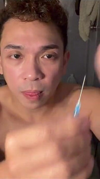 Pinoy Musculare Twink masturbează după antrenament, inclusiv joc cu sfârcuri
