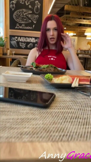 AnnyGrace: Hezká dívka v bílých punčochách masturbuje v restauraci - Annygrace