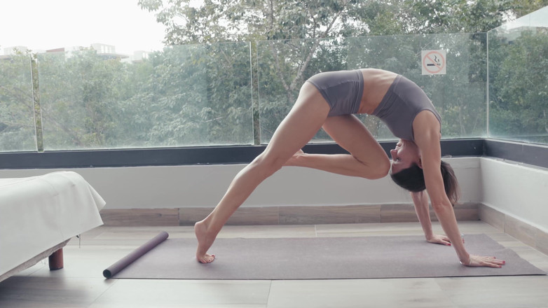 Gina Gerson: Yoga goală pe balcon