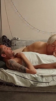 Vecina hace una mamada profunda y traga semen