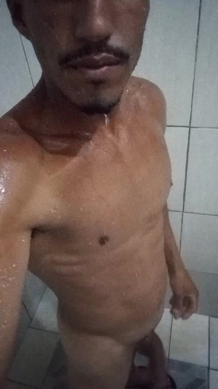 Bruninho Menezes: Braziliaanse brunette 16 cm dik onder de douche - harige en harde...