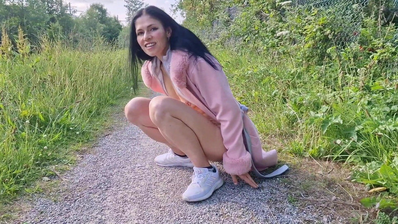 Nicky Brill: Goală în aer liber îmi întind pizda și mă piș