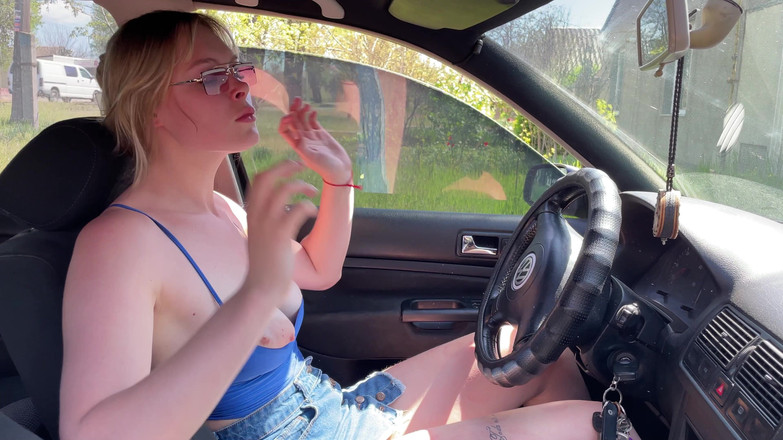 HotPrincessUA: वह कार शुरू नहीं कर सकती लेकिन आग पर उसकी चूत